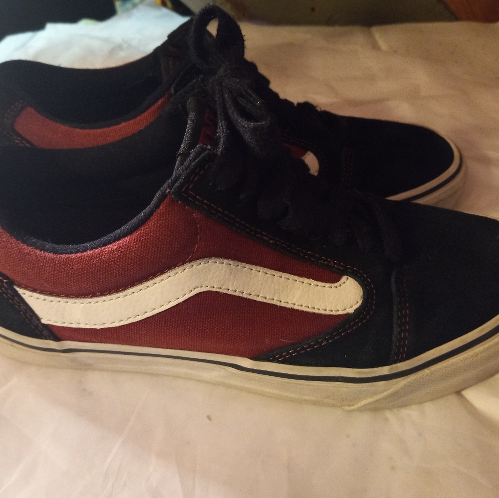 Maroon / Black.  7 1/2  Vans leather
